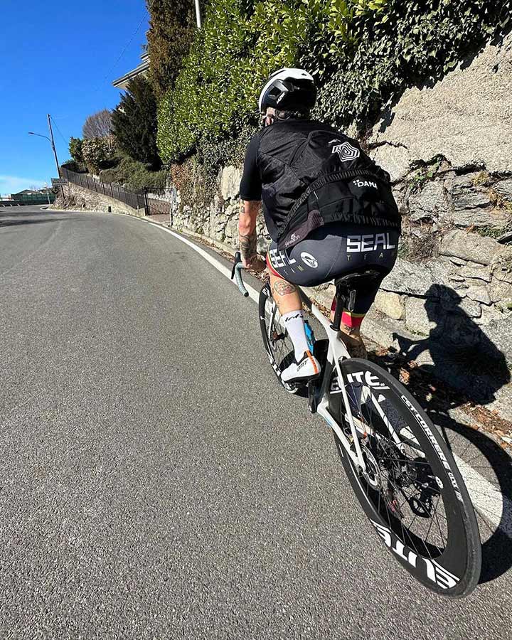 Giant disc brake road bike climbing at Brunate Como Lake il_caste_egnente